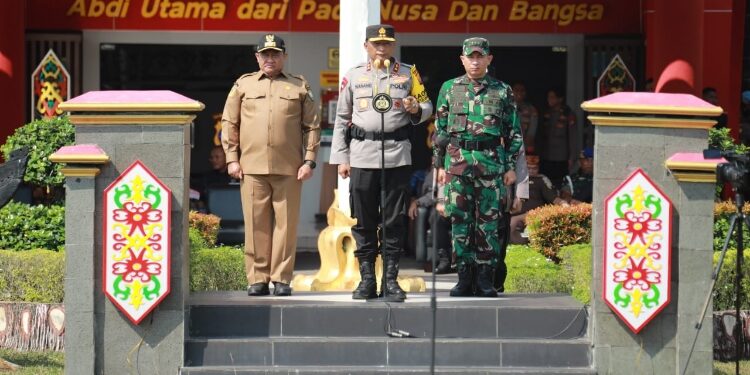 FOTO: Wagub Kalteng Edy Pratowo menghadiri Apel Gelar Pasukan Operasi Mantap Brata Tahun 2023-2024 di Lapangan Barigas Mapolda Kalteng.