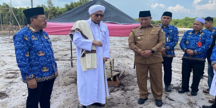 FOTO: MATAKALTENG - Wagub Kalteng Edy Pratowo mendampingi Habib Quraishy Bin Qasim Al Baharun mengunjungi lokasi Ponpes Darul Iman, Jalan Tjilik Riwut Km. 26 Palangka Raya.