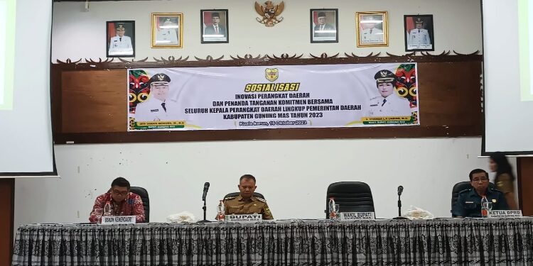 FOTO : DPRD GUMAS/MATA KALTENG - Ketua DPRD Kabupaten Gumas Akerman Sahidar (ujung kanan) saat menghadiri sosialisasi inovasi perangkat daerah, di aula kantor bappedalitbang setempat, Senin, 16 Oktober 2023.