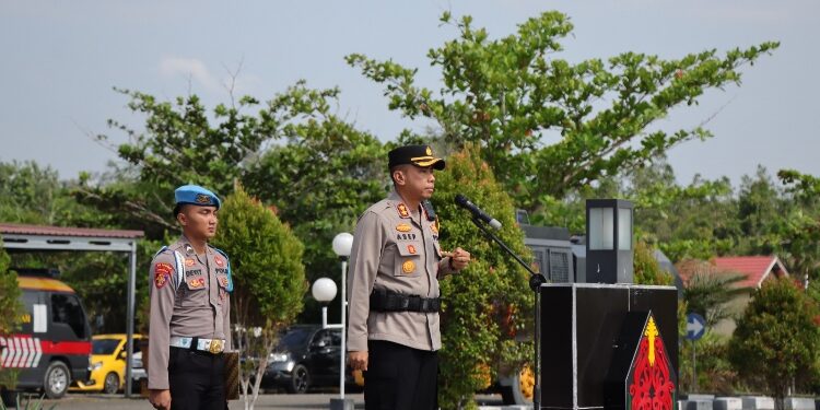 FOTO : HUMAS POLRES GUMAS/MATA KALTENG - Kapolres Gumas AKBP Asep Bangbang Saputra saat memimpin apel gelar pasukan Operasi Mantap Brata Telabang 2023-2024, Selasa, 17 Oktober 2023.