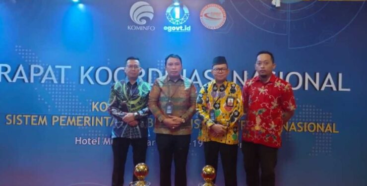 FOTO : IST/MATAKALTENG - Sekda Kotim Fajrurrahman didampingi Kepala Diskominfo Kotim Marjuki saat menghadiri kegiatan di Jakarta, Selasa 17 Oktober 2023.