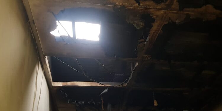 FOTO: MATAKALTENG - Kondisi plafon dapur yang hangus terbakar.