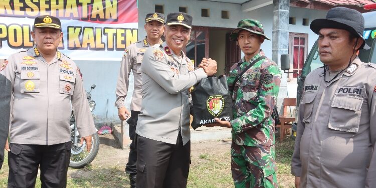 FOTO: RZL/MATAKALTENG - Wakapolda Kalteng, Brigjen Pol Mohamad Agung Budijono, saat menyerahkan bingkisan kepada salah seorang personel Satgas Karhutla.