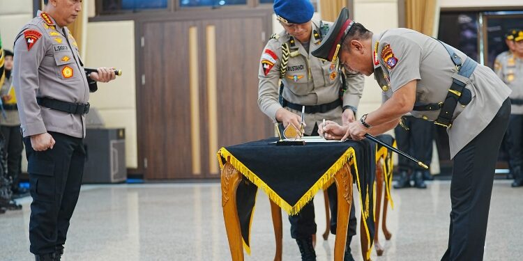 FOTO: RZL/MATAKALTENG - Irjen Pol Djoko Poerwanto, saat menandatangani berita acara sertijab Kapolda.