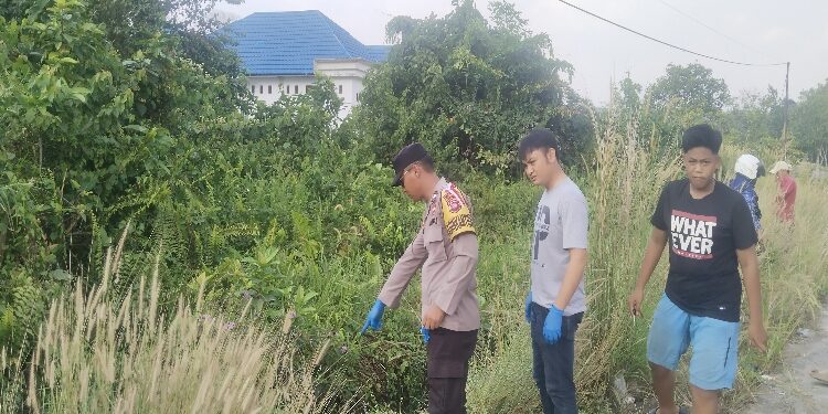 FOTO: AGUS/MATA KALTENG - Jajaran Polsek Baamang, saat menunjukkan lokasi penemuan mayat tanpa identitas, Selasa, 17 Oktober 2023.