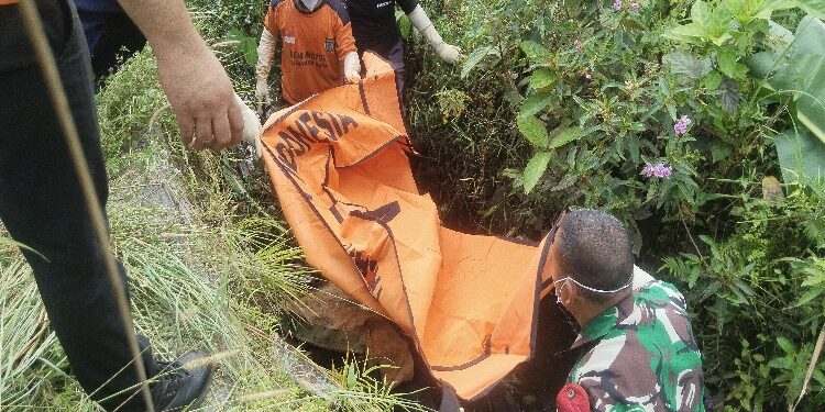 FOTO: AGUS/MATA KALTENG- Petugas saat akan mengevakuasi mayat ke ambulan untuk dibawa ke rumah sakit. Selasa, 17 Oktober 2023.