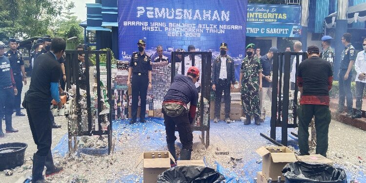 FOTO: AGUS/MATA KALTENG- Pemusnahan Rokok dan Minuman ilegal yang dilakukan oleh Bea Cukai Sampit. Rabu, 18 Oktober 2023.