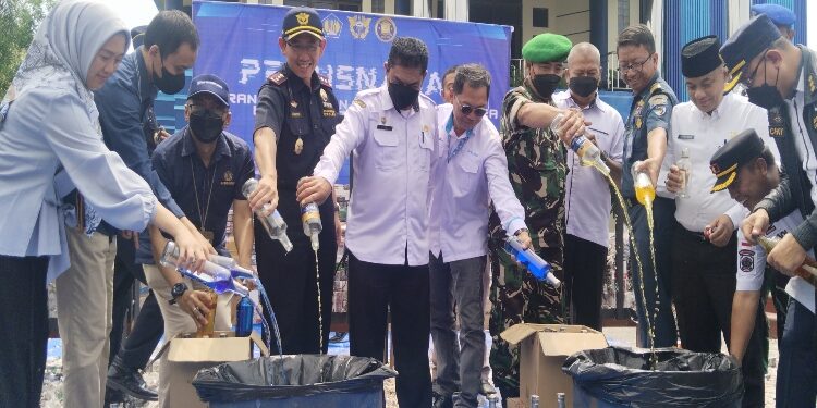 FOTO: AGUS/MATA KALTENG - Pemusnahan Rokok dan Minuman keras ilegal yang dilakukan oleh Bea Cukai Sampit. Rabu, 18 Oktober 2023.