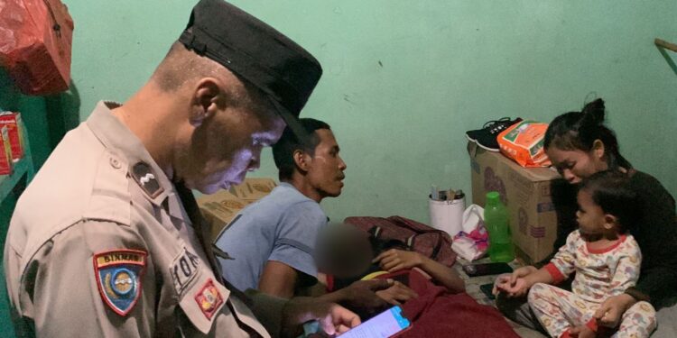 FOTO: RZL/MATAKALTENG - Jasad korban saat hendak dievakuasi ke RSUD dr Doris Sylvanus Palangka Raya.