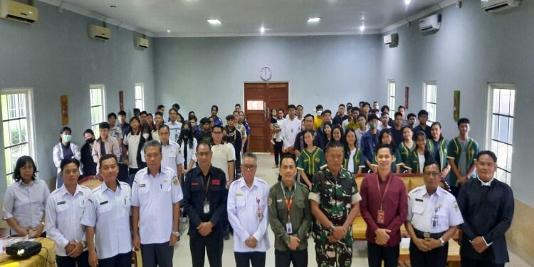 FOTO : DISKOMINFO SANTIK/MATA KALTENG - Bupati Gumas Jaya S Monong yang diwakili Kepala DPMD Yulius, Kabid Pemberdayaan Pengelolaan Sumber Daya Alam, Kawasan Perdesaan dan Ketahanan Masyarakat pada DPMD Provinsi Kalteng Fathuddin Noor, Ketua KPU Stepenson, berfoto bersama dengan peserta sosialisasi peningkatan peran serta generasi muda desa dan hak politik dalam ketahanan masyarakat, Rabu, 18 Oktober 2023.