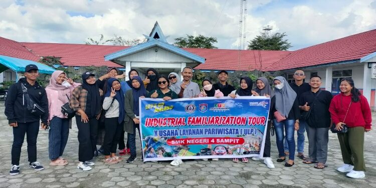FOTO: SMKN 4 Sampit/MATA KALTENG - Siswa SMKN 4 Sampit yang melaksanakan kegiatan industrial familiarization tour belum lama ini.