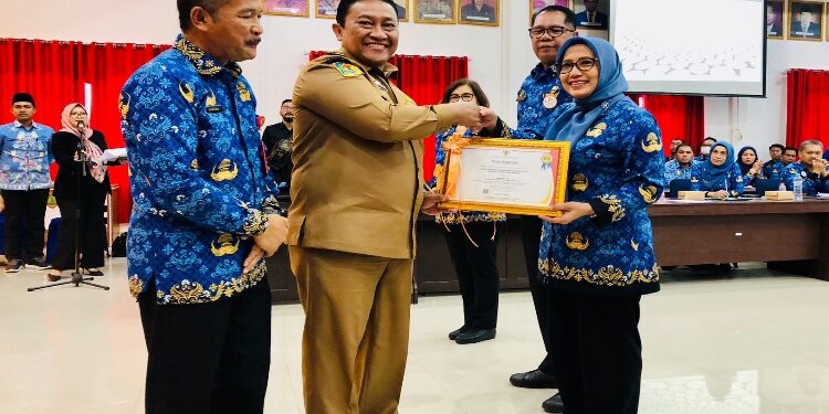 FOTO: VI/MATAKALTENG - Wagub Kalteng Edy Pratowo Memberikan Piagam Penghargaan SAKIP kepada Kepala Dinas TPHP.