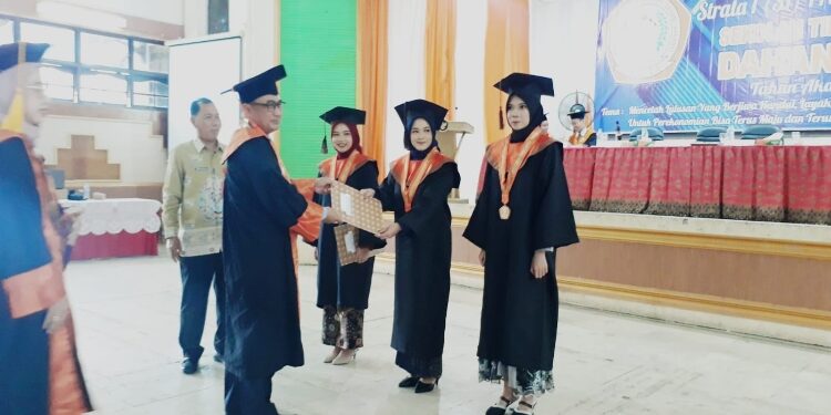 FOTO: TAUFIK/MATAKALTENG - Ketua STIE Dahani Dahanai Buntok H.Lisawanto saat menyerahkan ijazah wisudawan.