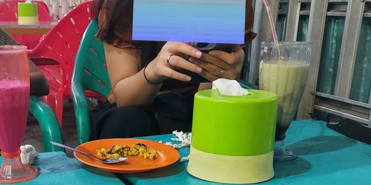 FOTO: MATAKALTENG - BU saat mengadu kepada Ketua Tim Virtual Police Bidhumas Polda Kalteng, Ipda H Shamsudin.