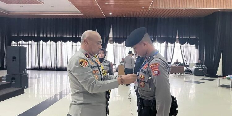 FOTO: RZL/MATAKALTENG - Wakapolda Kalteng, Brigjen Pol Mohamad Agung Budijono, pada saat memasangkan lencana tanda dimulainya Latpraops Mantap Brata Telabang.
