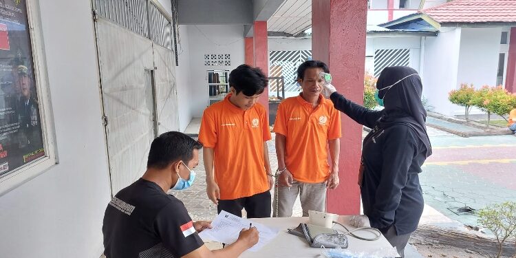 FOTO: RZL/MATAKALTENG - WBP di Rutan Kelas IIA Palangka Raya, pada saat dilakukan pemeriksaan kesehatan.