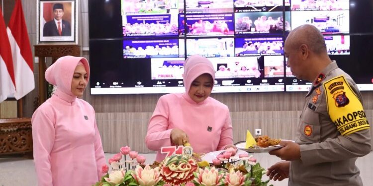 FOTO: RZL/MATAKALTENG - Wakapolda Kalteng, Brigjen Pol Mohamad Agung Budijono, pada saat memotong tumpeng tanda syukuran peringatan HKGB Ke-71.