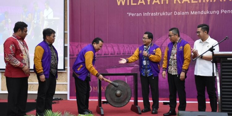 FOTO: VI/MATAKALTENG - Sekda Kalteng, H Nuryakin, saat memukul gong tanda dimulainya Forum Infrastruktur Wilayah Kalimantan.