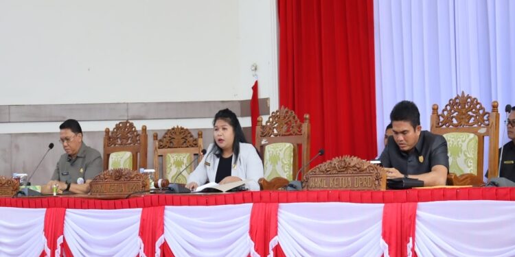 FOTO: DPRD GUMAS/MATA KALTENG - Wakil Ketua I DPRD Kabupaten Gumas Binartha (kanan) menghadiri rapat paripurna DPRD setempat, belum lama ini.