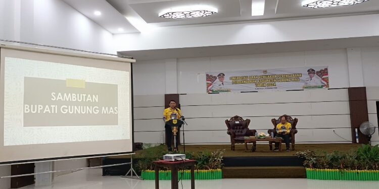 FOTO : DISKOMINFO SANTIK/MATA KALTENG - Pj Sekda Gumas Richard didampingi Kepala Bappedalitbang Yantrio Aulia, ketika memberikan arahan pada kegiatan sinergitas arah kebijakan perencanaan pembangunan kabupaten dan desa/kelurahan tahun 2024, Kamis, 19 Oktober 2023.