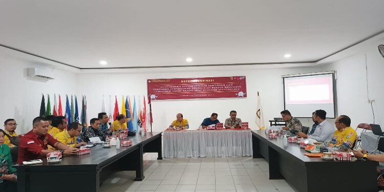 FOTO : SID/MATA KALTENG - Ketua KPU Kabupaten Gumas Stepenson bersama Asisten I Setda Lurand ketika memimpin rakor penyusunan DPTb dan persiapan penyusunan zonasi APK pemilu tahun 2024, di aula kantor KPU setempat, Kamis, 19 Oktober 2023.