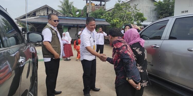 FOTO: DIAN/MATA KALTENG - Visitasi sekolah oleh Kemendikbud Ristek didampingi Disdik Kotim di SDN 1 Baamang Hulu, 19 Oktober 2023.