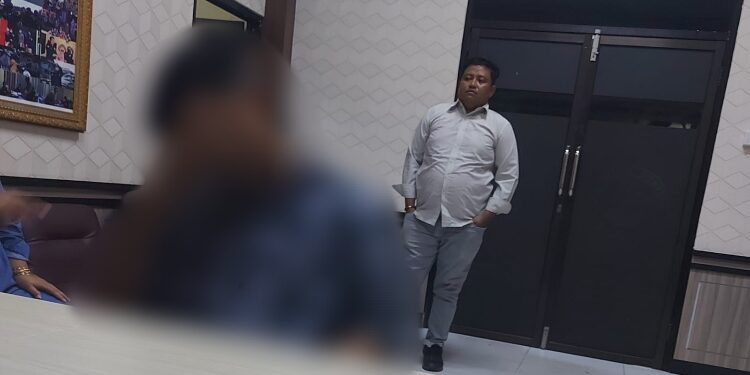 FOTO: RZL/MATAKALTENG - KB saat diedukasi oleh Ketua Tim Virtual Police, di Humas Polda Kalteng.