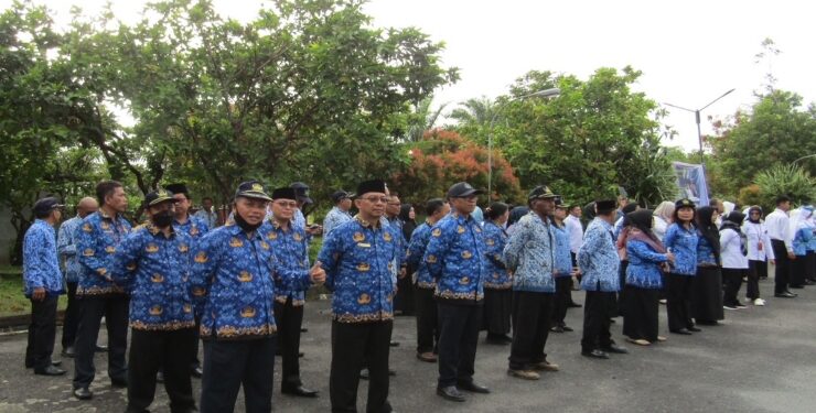 FOTO : DIAN/MATA KALTENG - Sejumlah guru saat mengikuti upacara di Disdik Kotim belum lama ini.