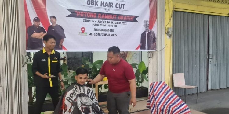 FOTO: IST/MATAKALTENG - Giat Relawan Ganjar Bersama Kalteng, yakni cukur rambut gratis di Palangka Raya.