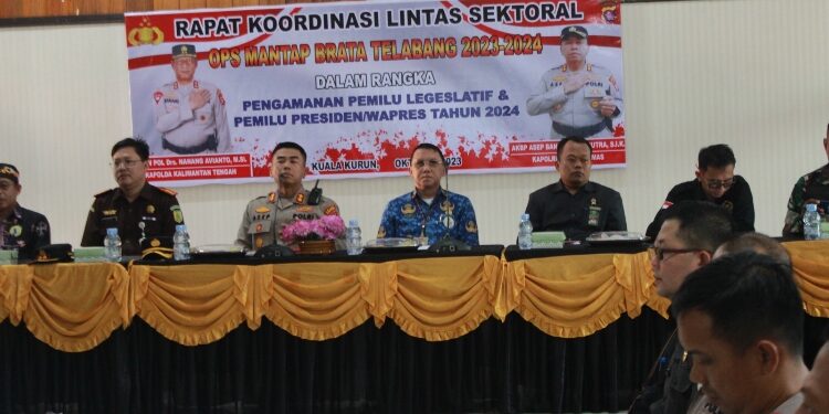 FOTO : HUMAS POLRES GUMAS/MATA KALTENG - Kapolres Gumas, AKBP Asep Bangbang Saputra, Kajari Sahroni, Pj Sekda Richard, Ketua KPU Stepenson, Ketua Bawaslu Yepta H Jinal melakukan pertemuan dalam rangka pengamanan pemilu, di aula bhayangkari Polres Gumas, Jumat, 20 Oktober 2023.