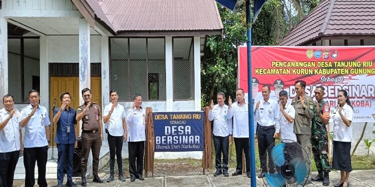 FOTO : SID/MATA KALTENG - Bupati Gumas Jaya S Monong yang diwakili Staf Ahli Bidang Ekonomi, Keuangan dan Pembangunan Guanhin, Kepala Kesbangpol Sugiarto, mewakili Kepala BNNP Kalteng Abdul Kadir dan perangkat daerah terkait, berfoto bersama dengan Kepala Desa Tanjung Riu Walter S Sindi dan perangkat desa setempat, pada kegiatan pencanangan desa bersinar di Desa Tanjung Riu, Kecamatan Kurun, Jumat, 20 Oktober 2023.