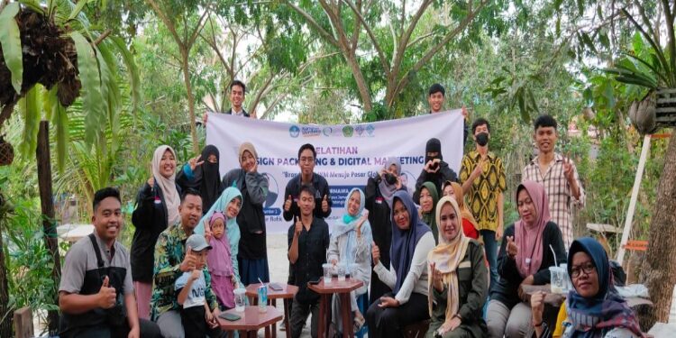 FOTO: MATAKALTENG - Foto bersama usai dilaksanakannya pelatihan digital marketing kepada pelaku UMKM di Kelurahan Kalampangan.