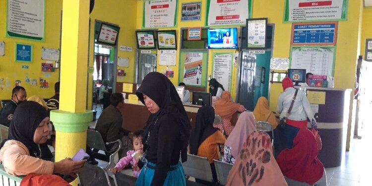 FOTO: AKH/MAKA - Puskesmas Sukamara saat melayani masyarakat yang ingin memeriksakan diri.