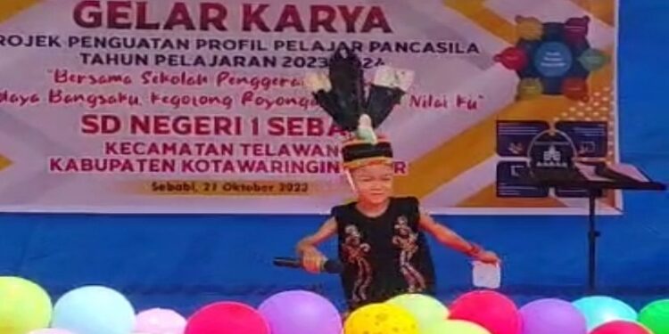FOTO: DISDIK/MATA KALTENG - Peserta didik di SDN 1 Sebabi saat menampilkan tarian daerah, Sabtu 21 Oktober 2023.