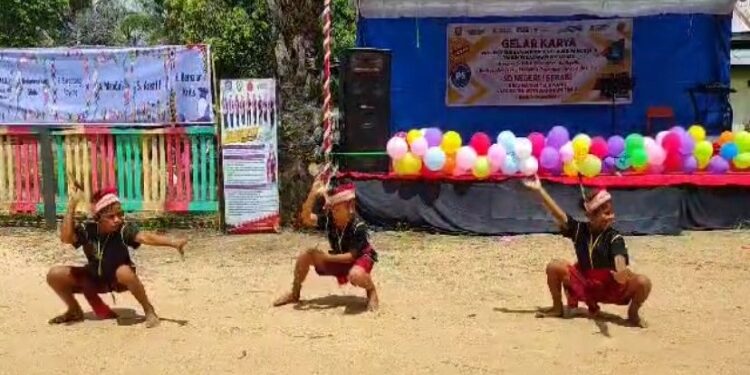 FOTO: DISDIK/MATA KALTENG - Penampilan silat dari peserta didik SDN 1 Sebani dalam gelar karya P5, Sabtu 21 Oktober 2023.