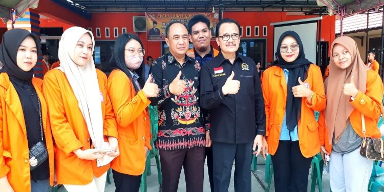 FOTO:TAUFIK/MATAKALTENG - Foto bersama Dr. Agustin Teras Narang bersama Ketua STIE Dahani Dahanai Buntok H.Lisawanto,SE., MAP., ME, didampingi mahasiswa.