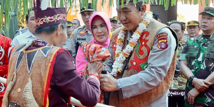 FOTO: MATAKALTENG - Prosesi penyambutan Kapolda Kalteng, Irjen Pol Djoko Poerwanto.