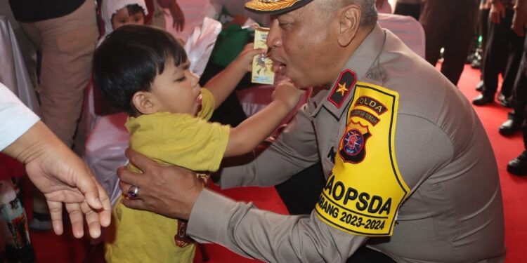 FOTO: RZL/MATAKALTENG - Wakapolda Kalteng, Brigjen Pol Mohamad Agung Budijono, pada saat berinteraksi bersama anak-anak usai dilakukan pemeriksaan.