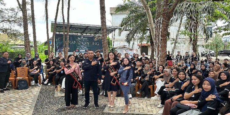 FOTO: RZL/MATAKALTENG - Ketua Tim Virtual Police Bidhumas Polda Kalteng, Ipda H Shamsudin, pada saat foto bersama para peserta kuliah umum.