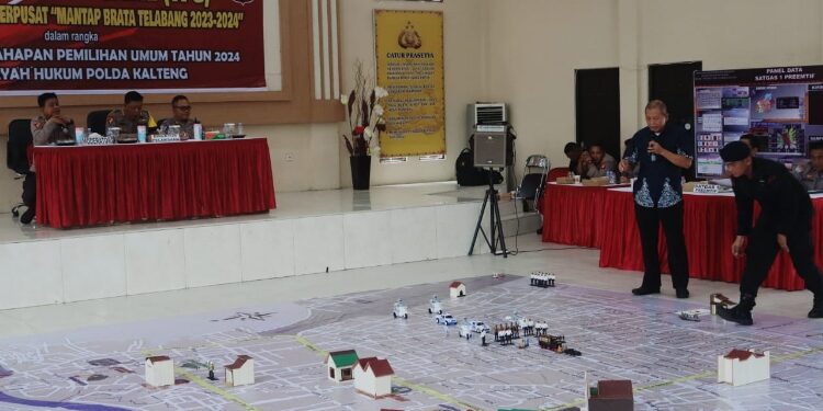 FOTO: RZL/MATAKALTENG - Jajaran Polda Kalteng dan Polresta Palangka Raya, pada saat melaksanakan Tactical Floor Game.