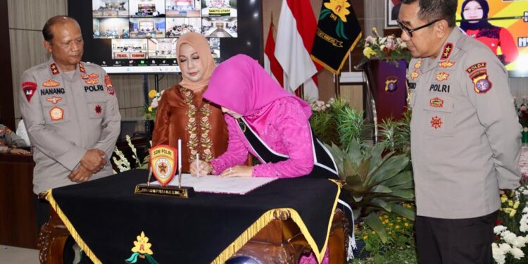 FOTO: RZL/MATAKALTENG - Penandatanganan berita acara sertijab Ibu Asuh Polwan Polda Kalteng.