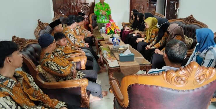 FOTO : AKH/MATAKALTENG - Pj Bupati Sukamara Kaspinor saat akan melepas kontingen festival seni qosidah tingkat Provinsi.