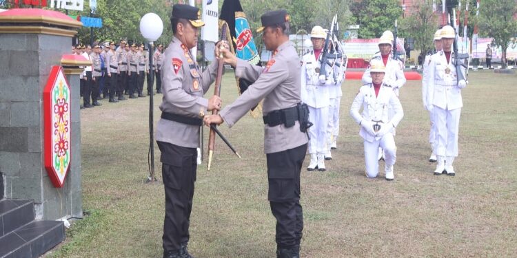 FOTO: RZL/MATAKALTENG - Penyerahan petaka Manunggal Dharma Karya Jaya dari Kapolda Kaltim, Irjen Pol Nanang Avianto, selaku pejabat lama kepada Irjen Pol Djoko Poerwanto, selaku Kapolda Kalteng yang baru.