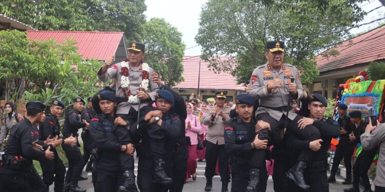 FOTO: RZL/MATAKALTENG - Kapolda Kalteng, Irjen Pol Djoko Poerwanto dan Kapolda Kaltim, Irjen Pol Nanang Avianto, pada saat diarak personel Brimob menuju pintu keluar Mapolda Kalteng.
