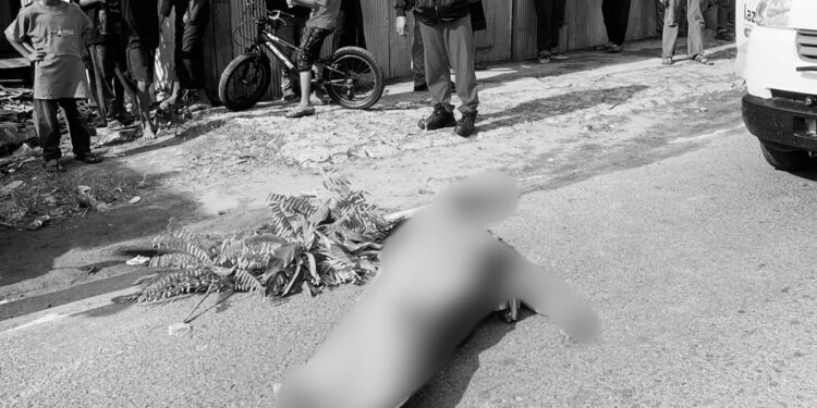 FOTO: MATAKALTENG - Jasad korban saat ditutupi dengan daun pisang oleh warga setempat.