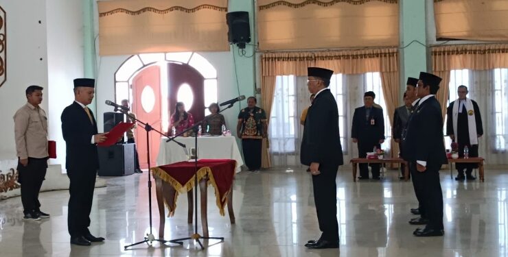 FOTO : DISKOMINFO SANTIK/MATA KALTENG - Bupati Gumas Jaya S Monong melantik dan mengambil sumpah janji Sekda definitif, serta kabag dan kabid, di GPU Damang Batu, Jumat, 20 Oktober 2023.
