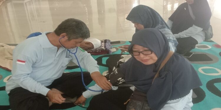 FOTO: DIAN/MATA KALTENG - Pemeriksaan kesehatan peserta dan panitia kemah Brigade Masjid se Kotim di Islamic Center, Minggu 22 Oktober 2023.
