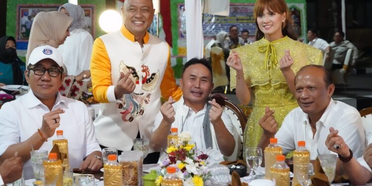 FOTO: MATAKALTENG - Gubernur Sugianto Sabran dan Wagub Edy Pratowo menghadiri acara Kenal Pamit Kapolda Kalteng dari Irjen Pol Nanang Avianto kepada Irjen Pol Djoko Poerwanto.