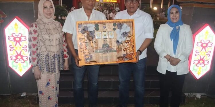 FOTO: RZL/MATAKALTENG - Kapolda Kalteng, Irjen Pol Djoko Poerwanto, pada saat menyerahkan cinderamata kepada Irjen Pol Nanang Avianto.