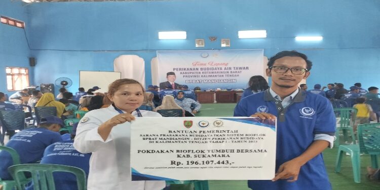 FOTO: IST/MATAKALTENG - Pokdakan Balai Riam Dapat Bantuan Paket Bioflok dari KKP.
